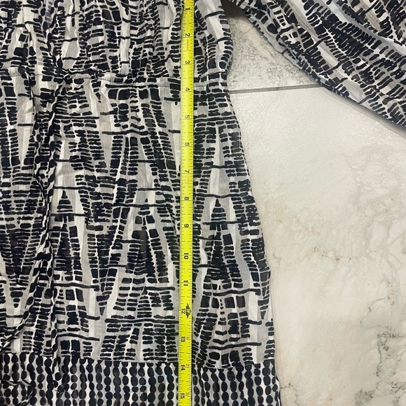 BCBGMaxAzria 10% Silk Boho Peasant Top Smocked Tie Waist Size XS EUC Fits Small - Picture 4 of 13